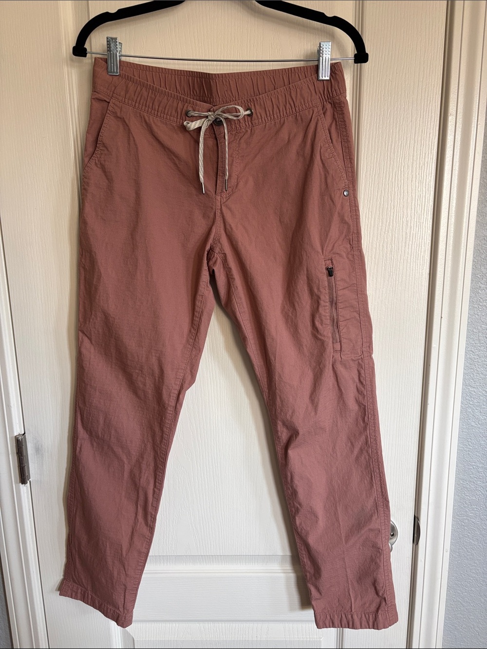 Vuori women’s ripstop pant (style VW401) in dusty rose / terracotta.